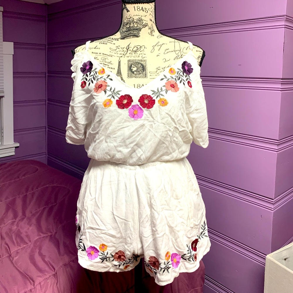 Forever 21 Womens Off the shoulder floral romper